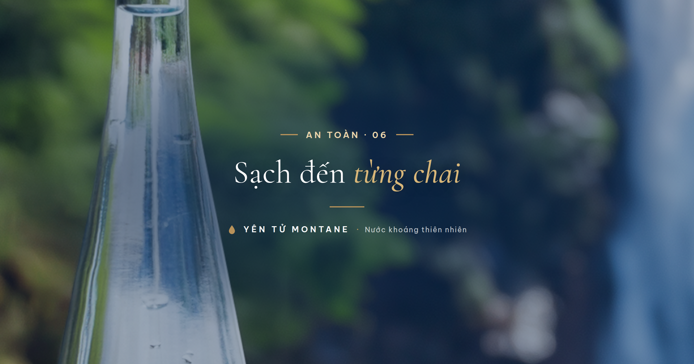 Chai thủy tinh Yên Tử Montane sạch trong bên dòng nước tự nhiên