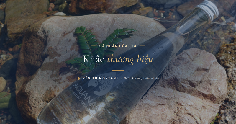 Chai thủy tinh Yên Tử Montane trên nền đá suối, khắc laser logo thương hiệu