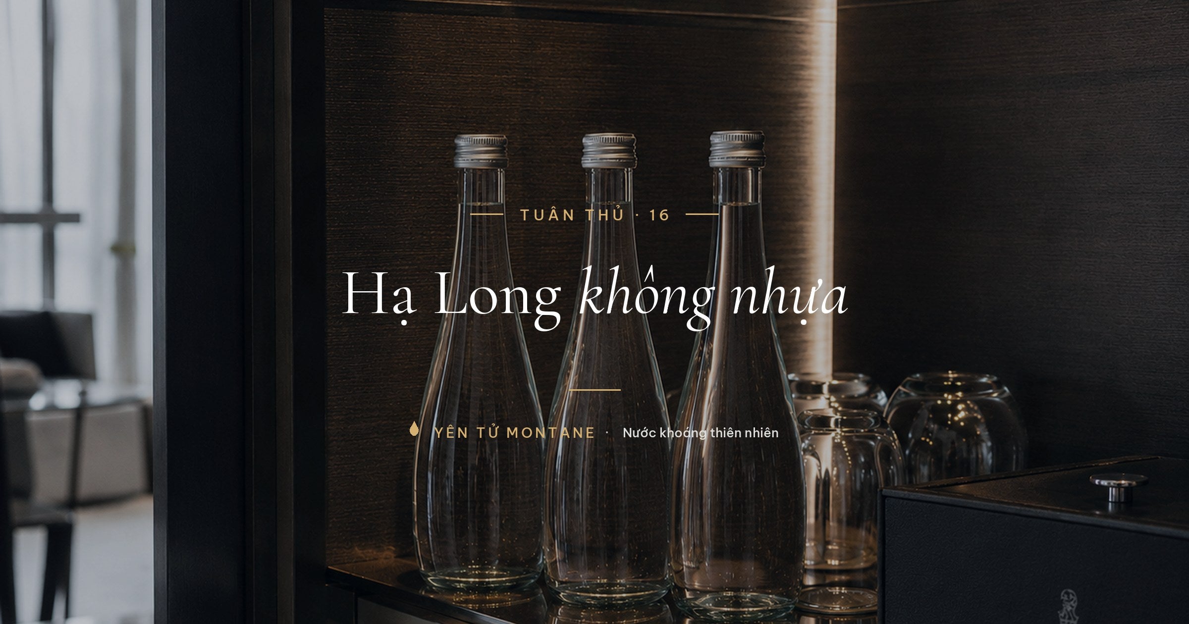 Chai thủy tinh Yên Tử Montane trong minibar phòng khách sạn tại Hạ Long