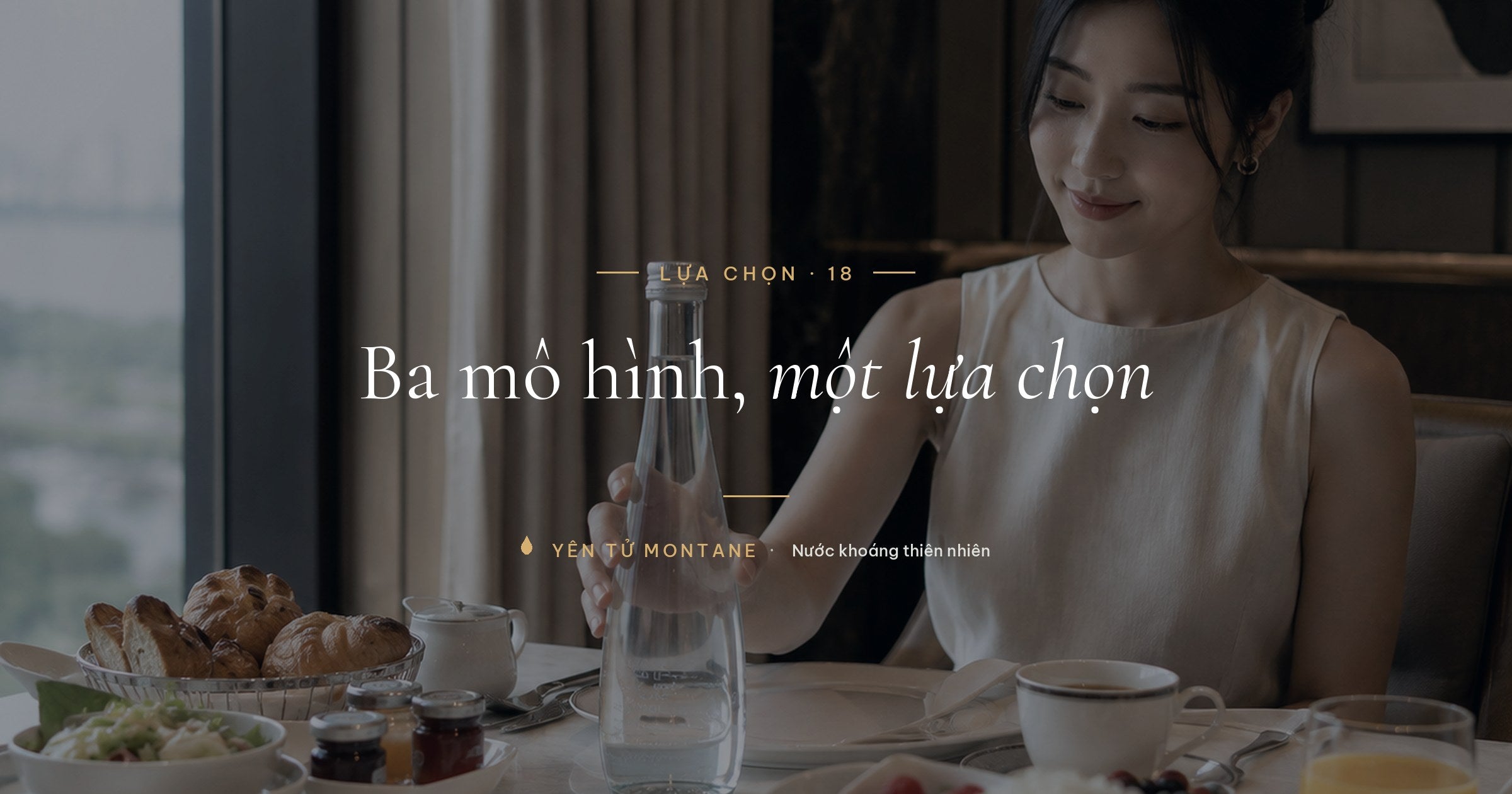 Khách dùng bữa sáng tại khách sạn với chai nước thủy tinh Yên Tử Montane trên bàn