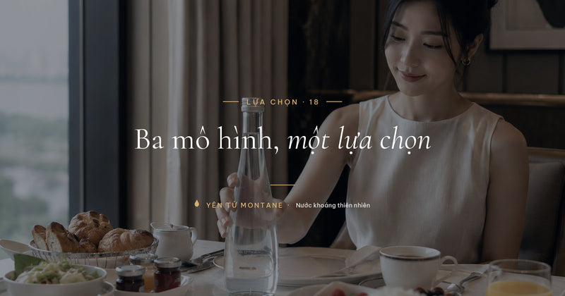 Khách dùng bữa sáng tại khách sạn với chai nước thủy tinh Yên Tử Montane trên bàn