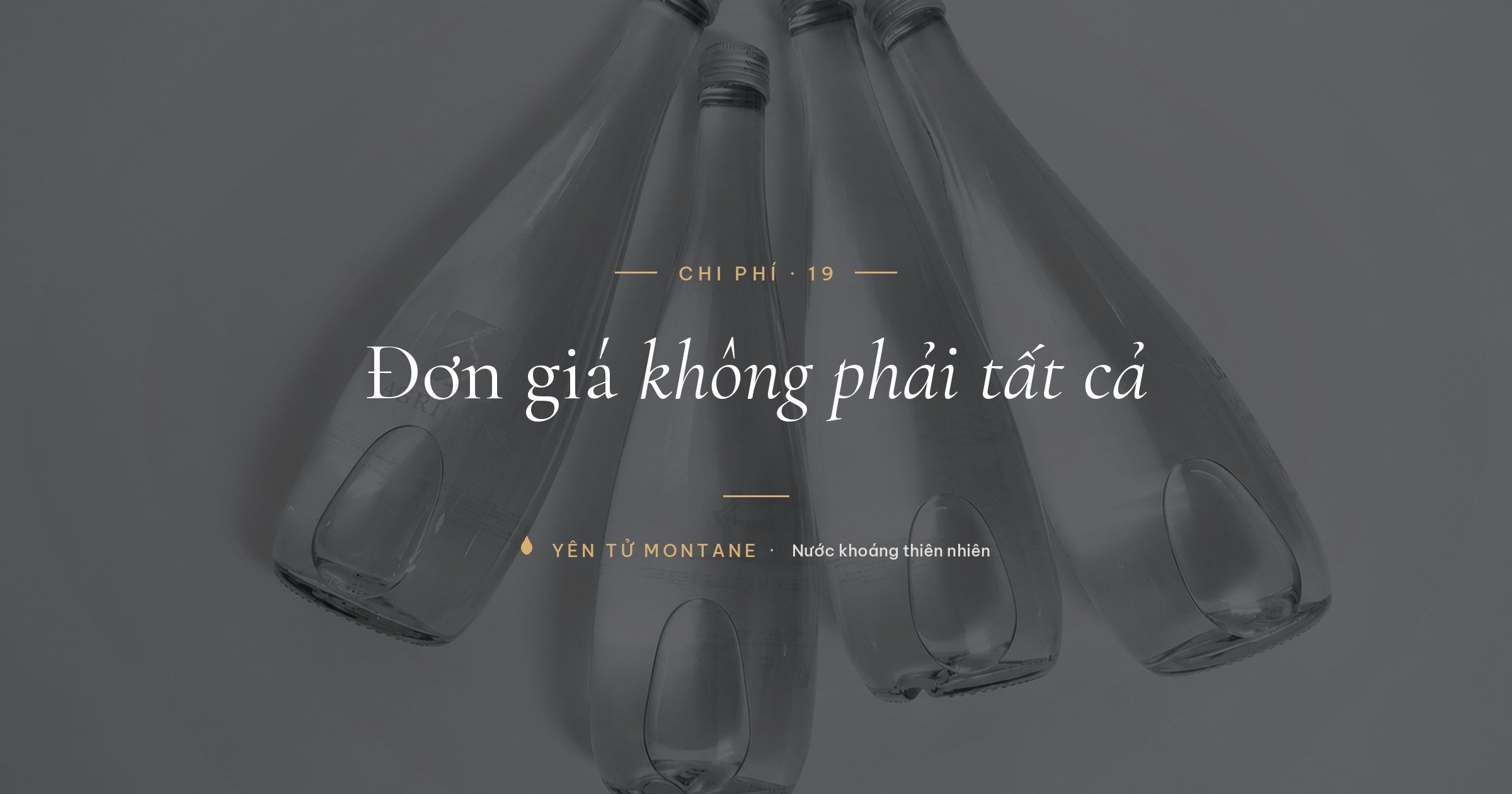 Các chai thủy tinh tái chiết Yên Tử Montane xếp thành hàng trên nền xám