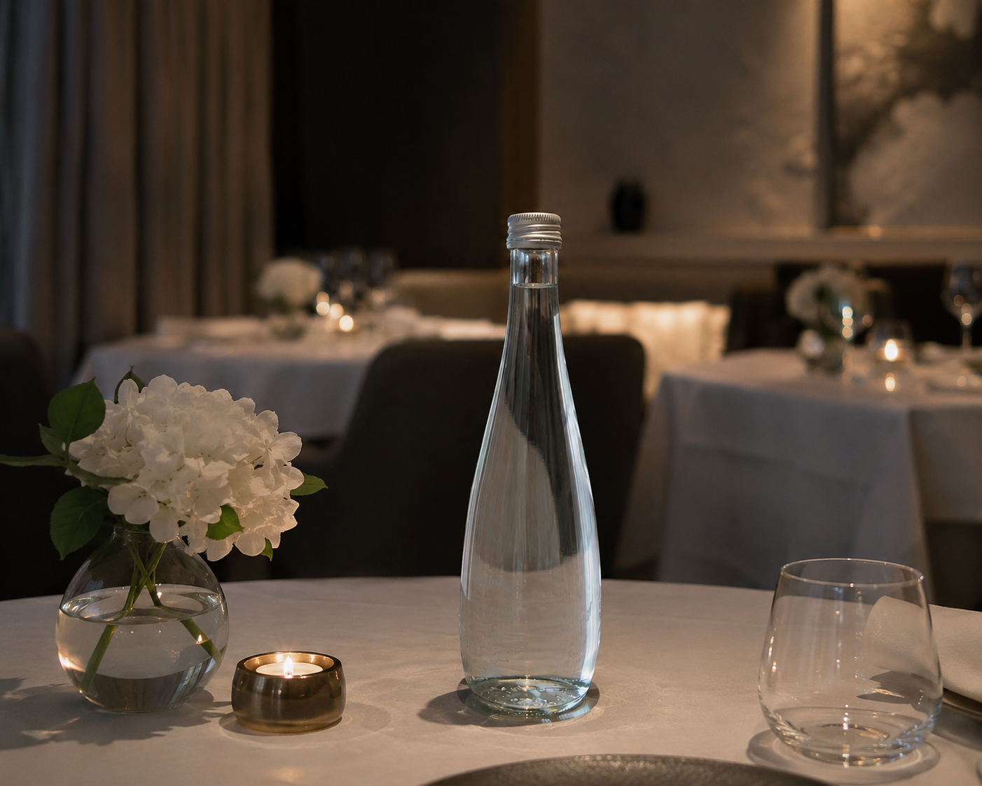 Bàn ăn fine dining dùng chai thủy tinh thay vì chai nhôm trong khách sạn cao cấp