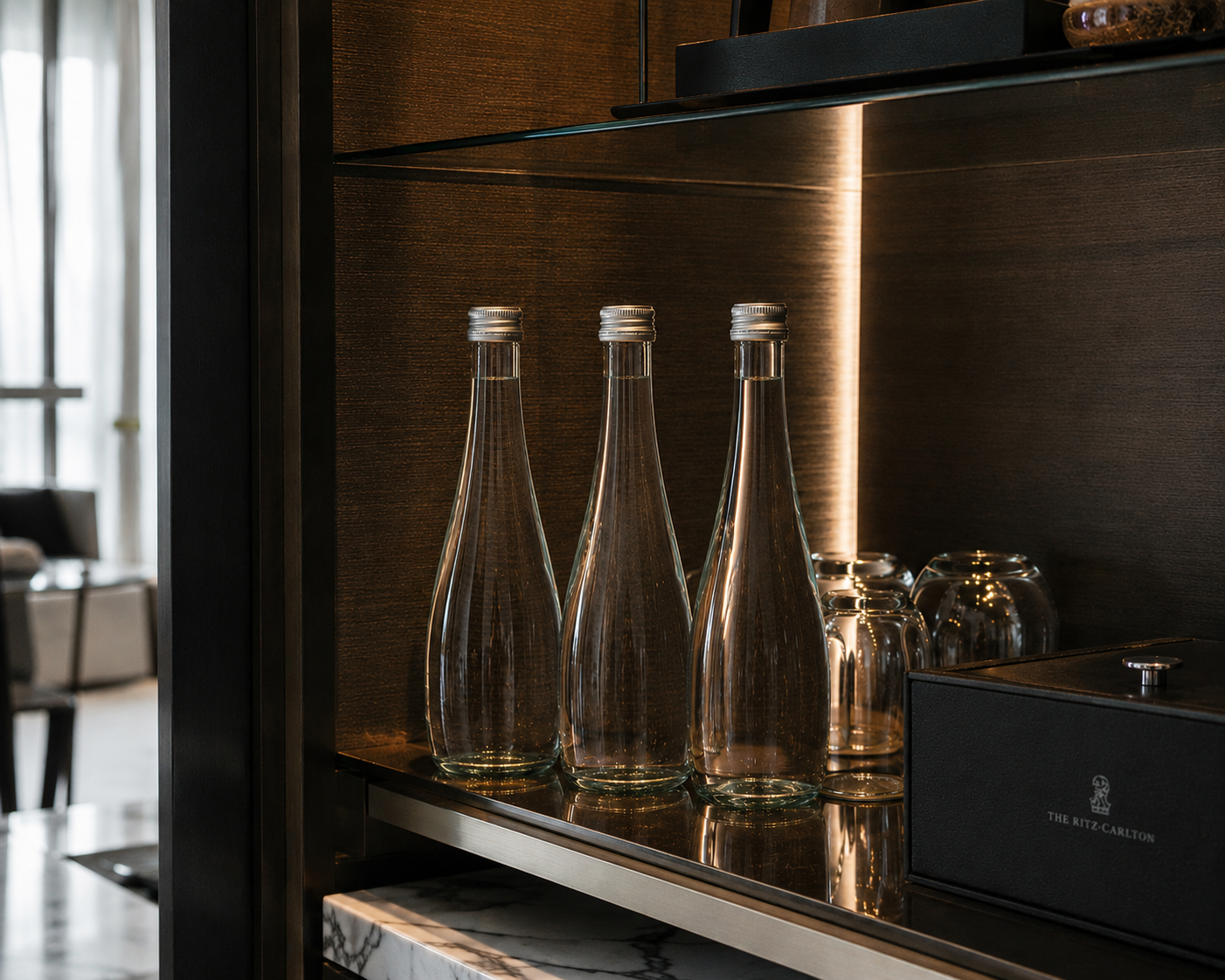 Minibar khách sạn với chai nước thủy tinh dựng đứng, minh họa chiều cao chai phù hợp kệ tủ mini