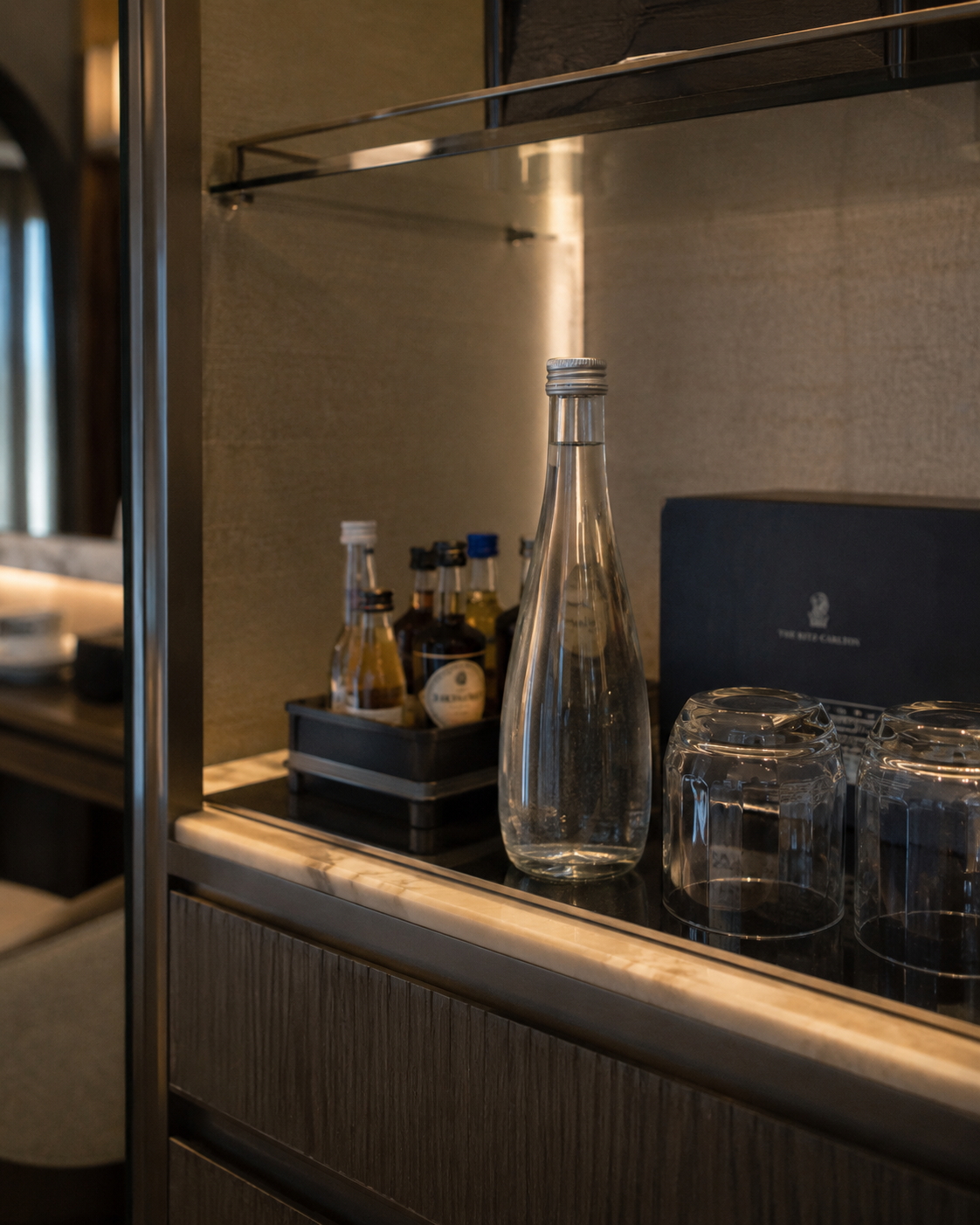 Minibar phòng khách sạn đặt chai nước thủy tinh, kiểm soát điều kiện bảo quản bao bì tiếp xúc thực phẩm